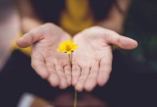 mani con fiore