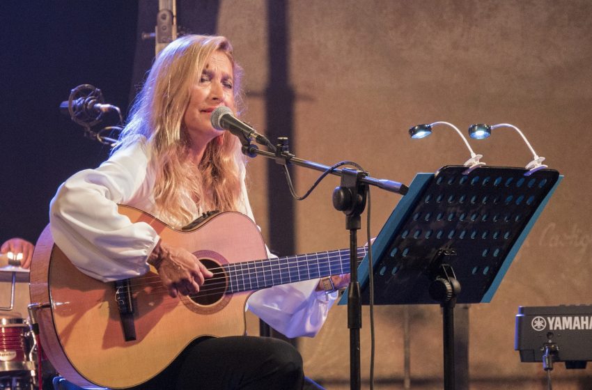 Grazia Di Michele incanta il pubblico di San Teodoro: l’arte di Marisa Sannia rivive in “Poesie di carta”