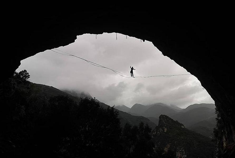 Con la testa all'insù, gli equilibristi del cielo sbarcano nel blu della Sardegna