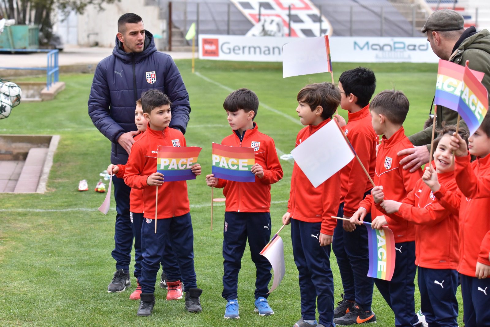 I bambini della scuola calcio con bandiere della pace, foto di Alessandro Sanna