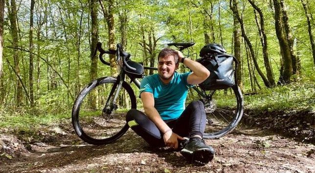  Viaggiò in bici per l’Europa per incontrare gli emigrati sardi: la sua avventura ora è un documentario