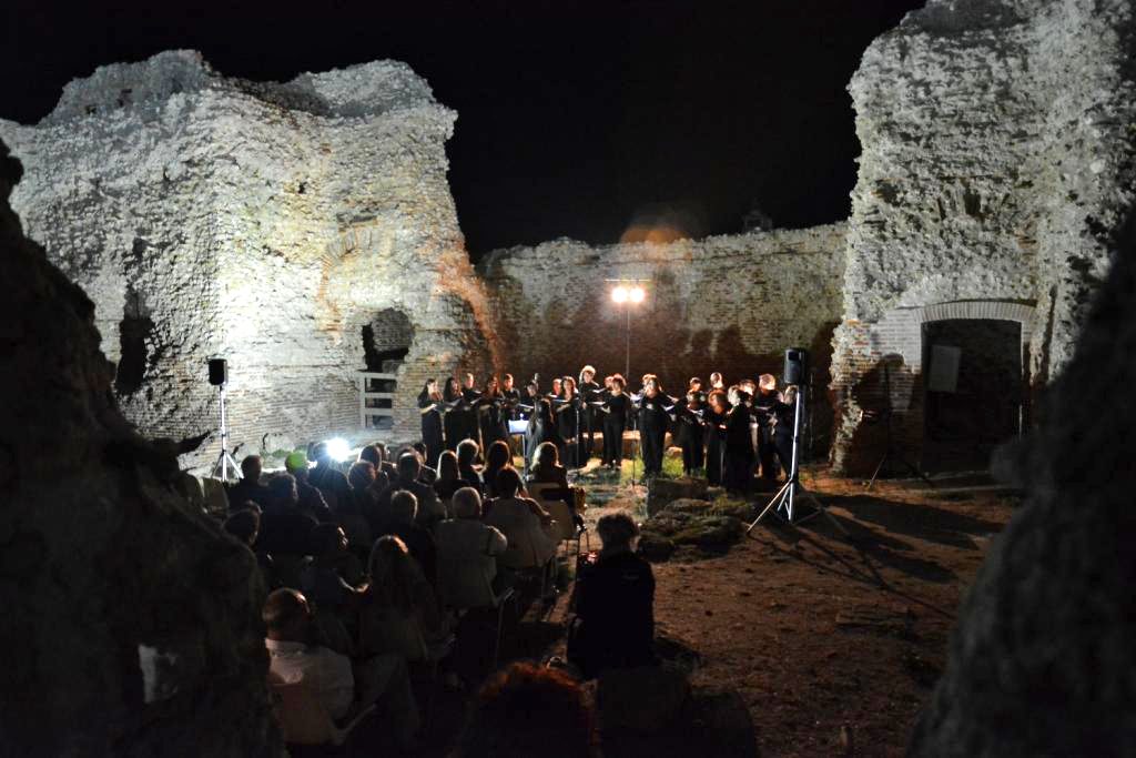 Il Coro Polifonico Turritano in concerto nell'area archeologica di Turris Libisonis