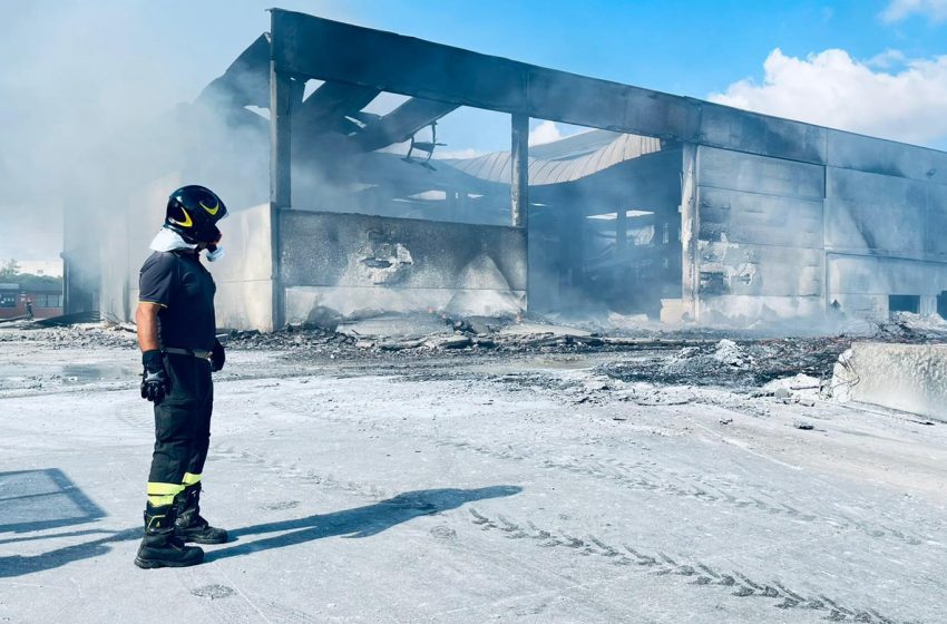 I vigili del fuoco ancora al lavoro presso Truncu Reale