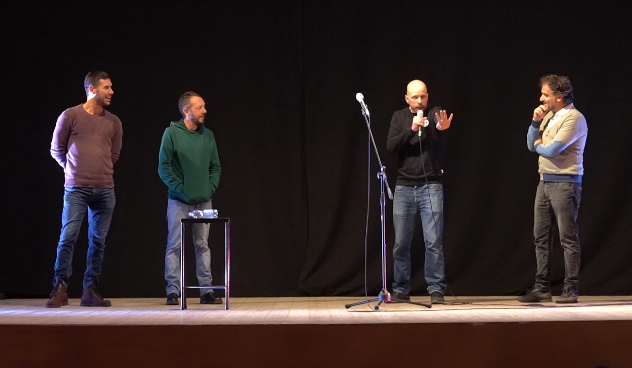 Luca Cupani al microfono con Monachella, Canepa e Sechi