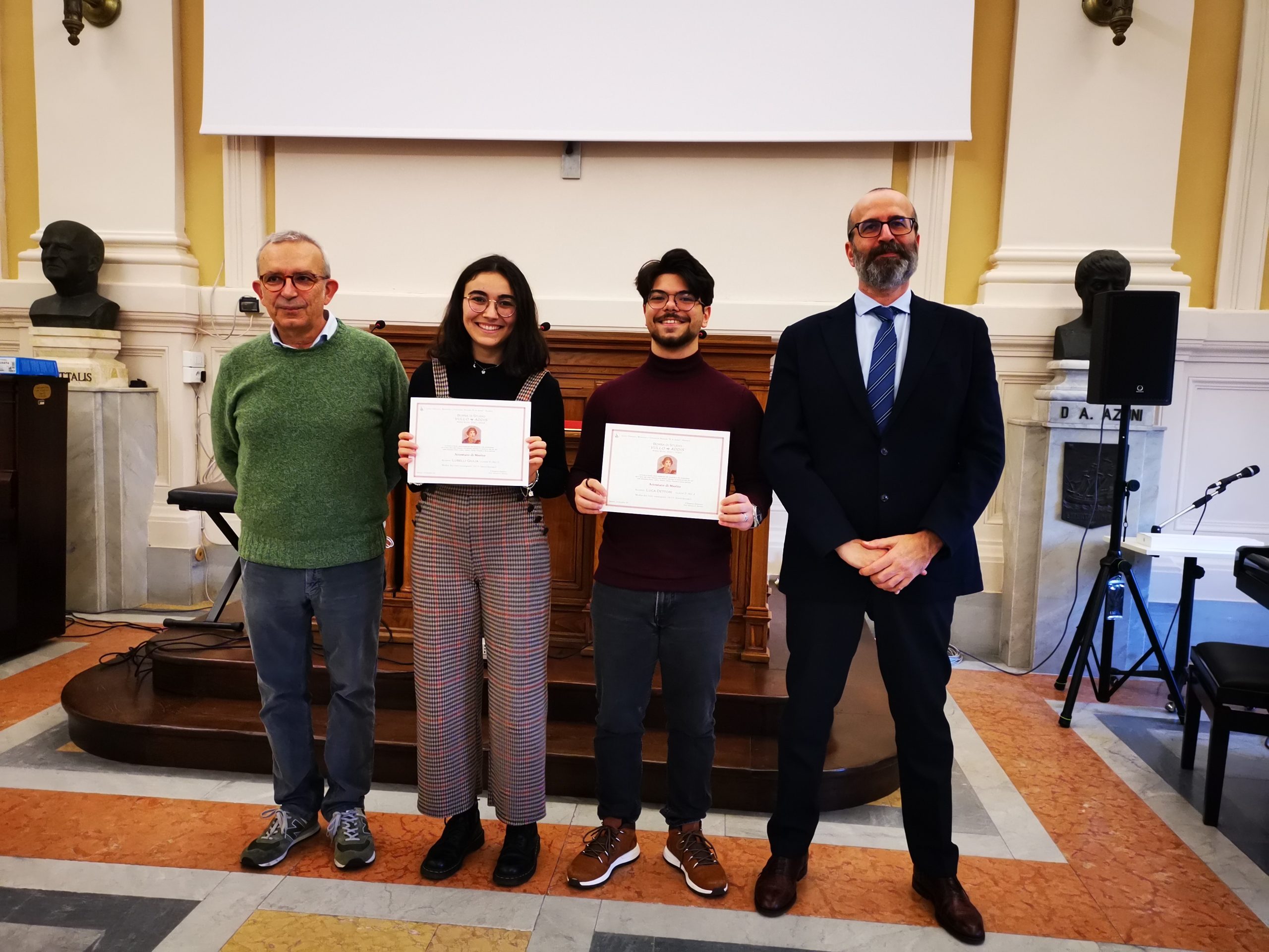 Foto consegna borse di studio Vullo Addis al Liceo Azuni - da sinistra il prof. Enzo Vullo, Giulia Lubelli, Luca Dettori e il dirigente scolastico Antonio Deroma