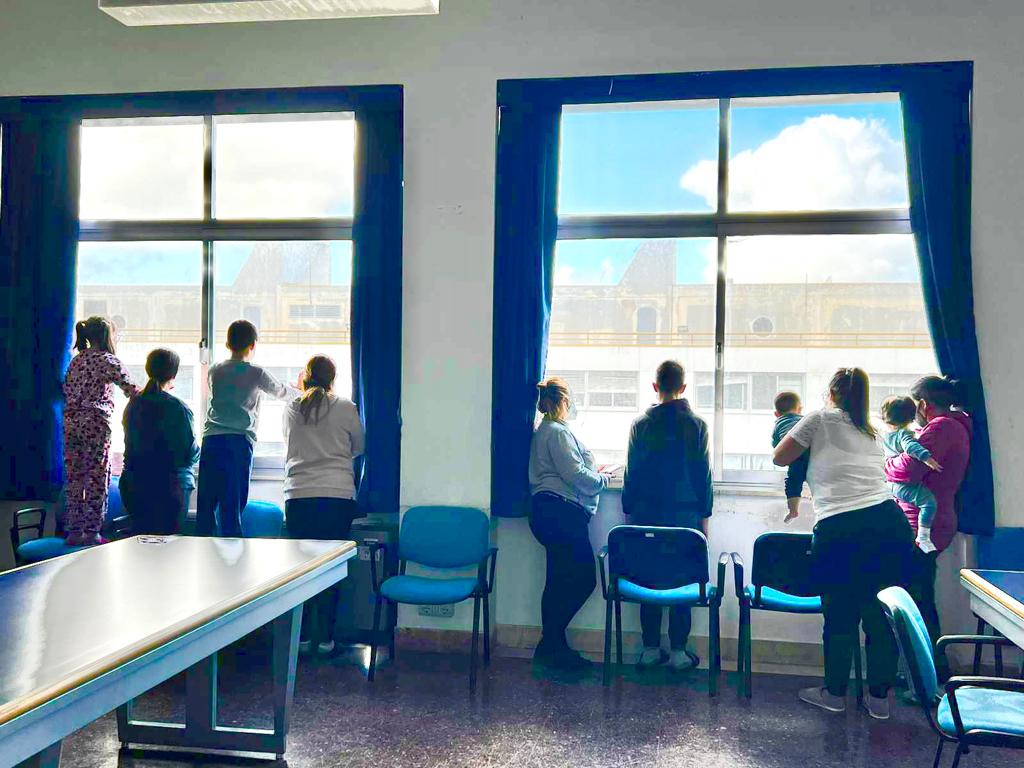 piccoli pazienti che guardano la manifestazione dalle finestre della Pediatria