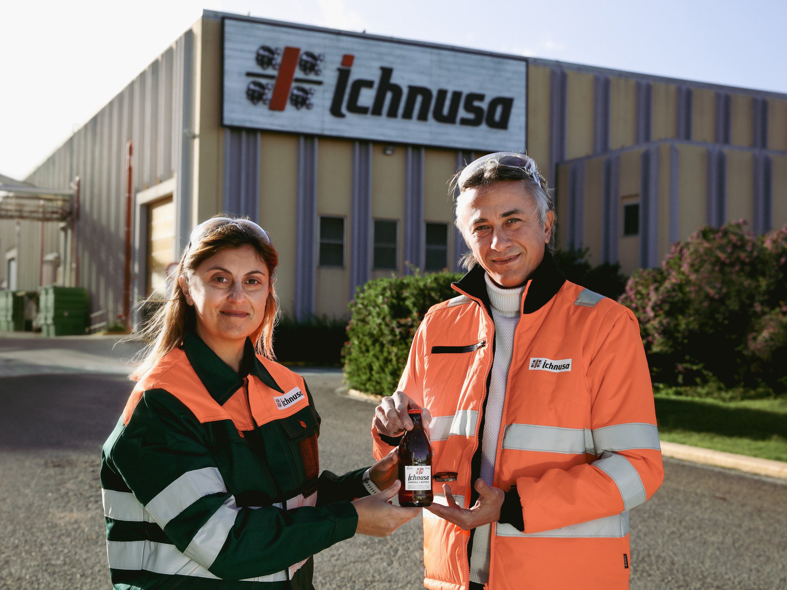 Il direttore del birrificio Matteo Borocci offre la prima bottiglia a Francesca Pisanu, da 14 anni in azienda