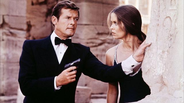 James Bond e Anya Amasova - Roger Moore e Barbara Bach in una scena del film. Fonte: 007.com