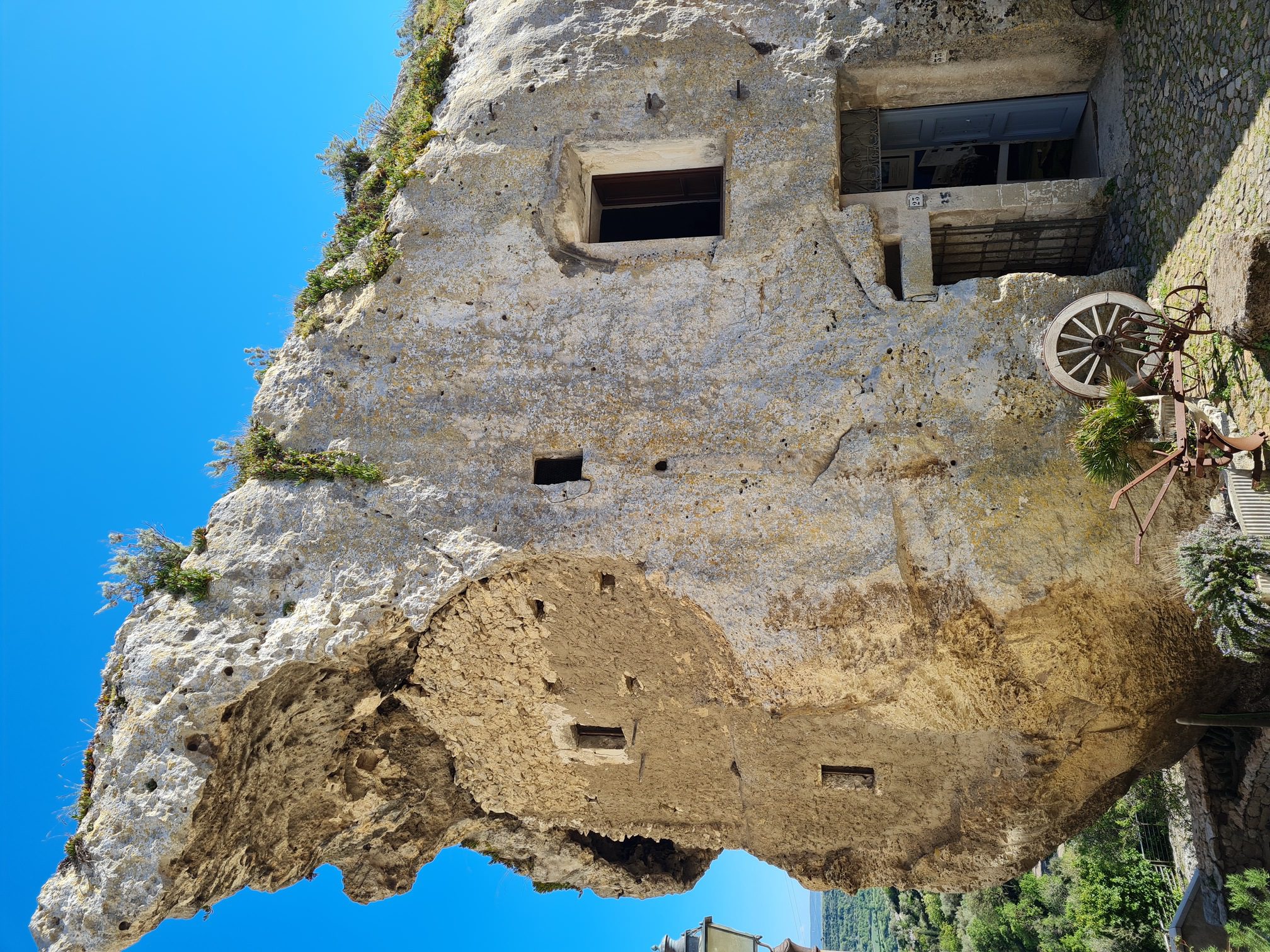 Domus de Janas "La Rocca" di Sedini, vista dall'esterno