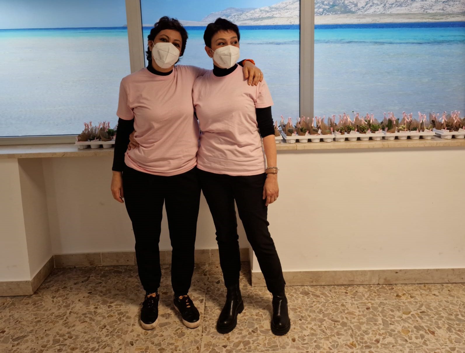 Claudia Torru e Valeria Atzori, le due donne che hanno deciso di donare 200 piantine grasse alle pazienti e agli operatori della Smac e di Oncologia