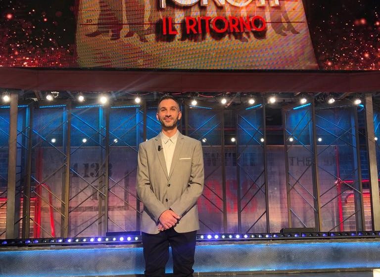 Fabio Loi, lo scenografo di Sassari, ospite di Amadeus su Rai 1