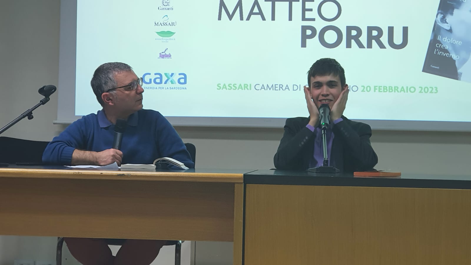 Lo scrittore Alessandro De Roma ha presentato a Sassari il libro di Matteo Porru