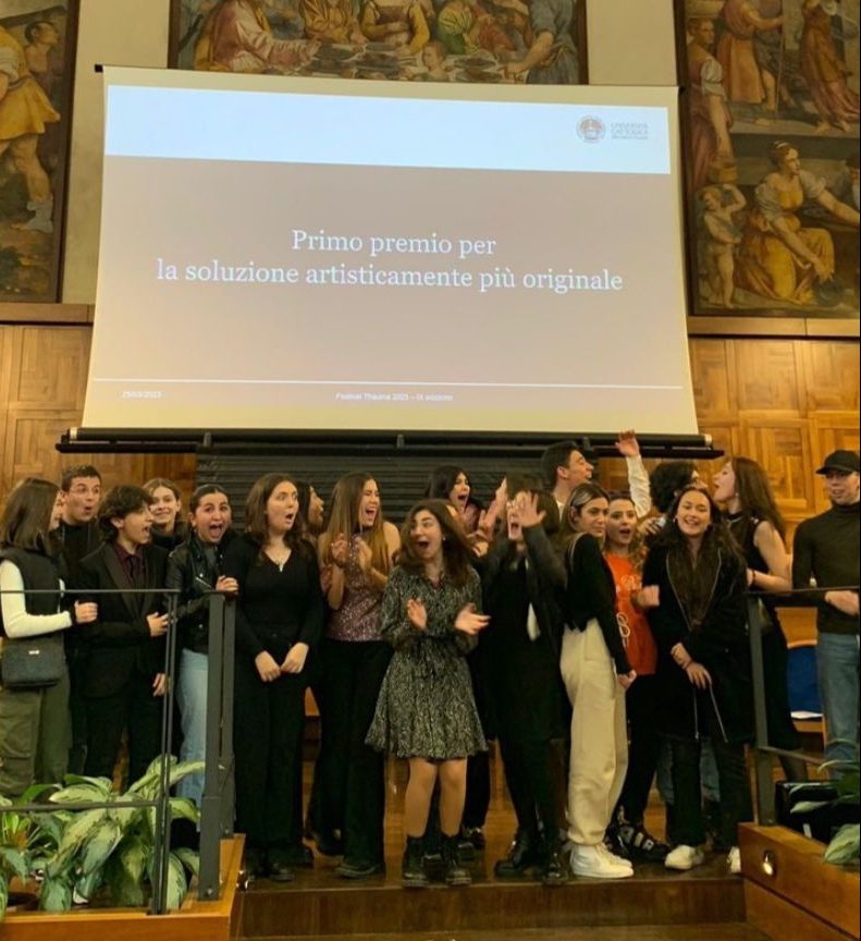 Gli studenti del Liceo Azuni esultano sul palcoscenico del Festival Thauma di Milano dopo la proclamazione della vittoria