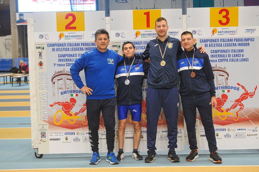 Podio 60 mt con il vincitore ci sono Antonio Murgia, Riccardo Campus e Fabrizio Minerba (Foto Roberto Ripari)