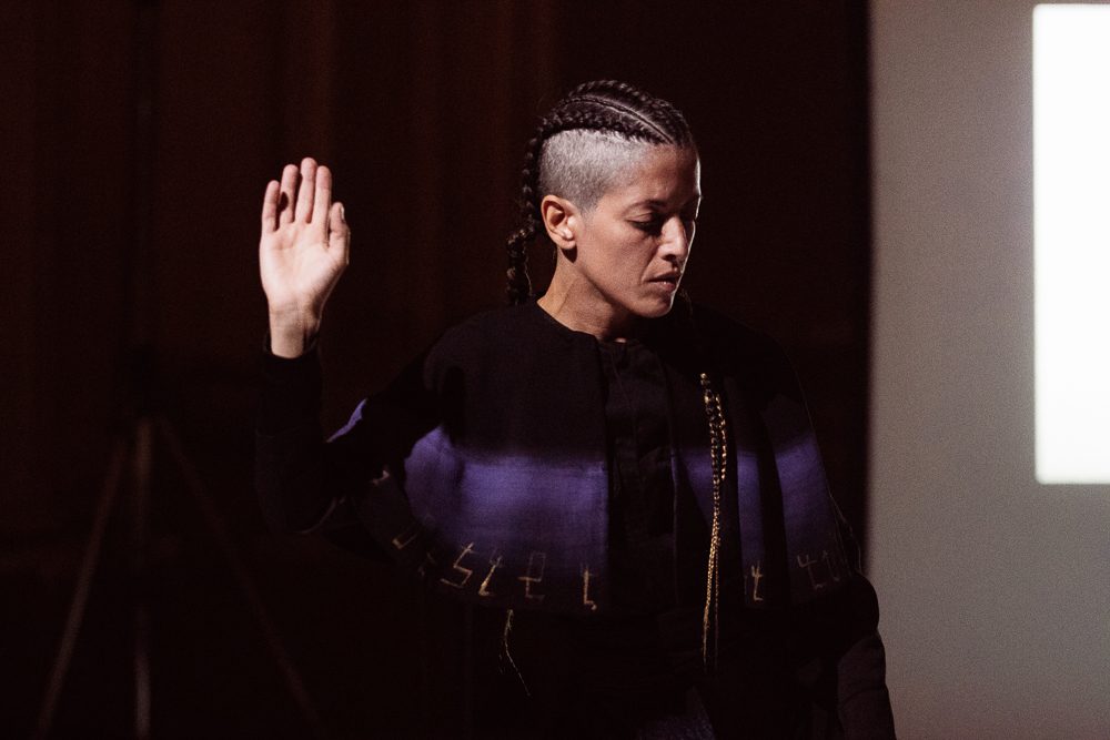 La performance di Irene Russolillo, foto Emanuele Meschini