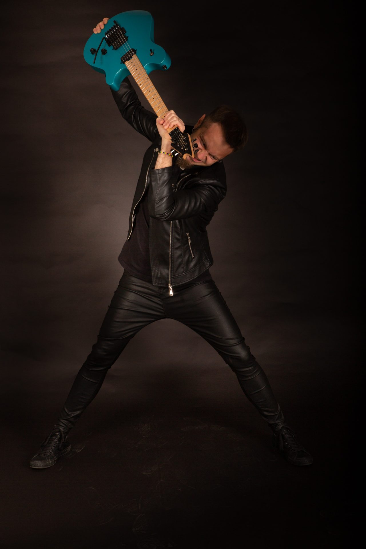 Walter Cianciusi con la sua chitarra