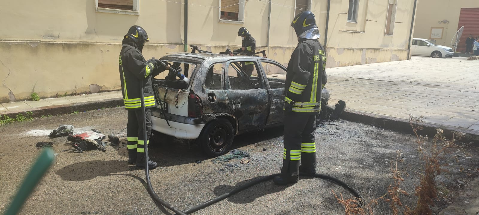 Porto Torres - Ancora un incendio di macchine. Stavolta in pieno giorno