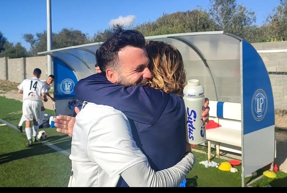 'abbraccio dell'allenatore del Li Punti Cosimo Salis col capitano Roberto Manca