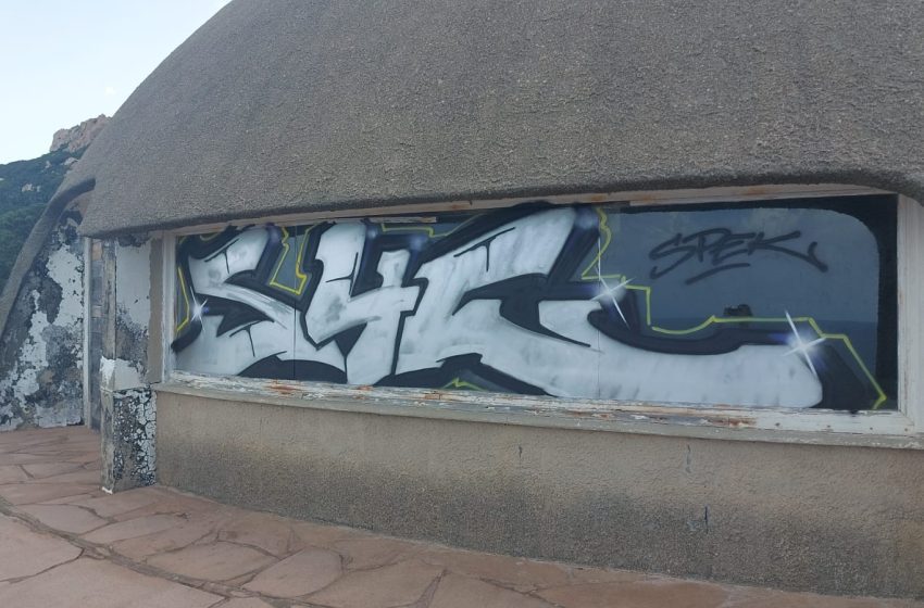 Costa Paradiso – La Cupola di Michelangelo Antonioni vandalizzata