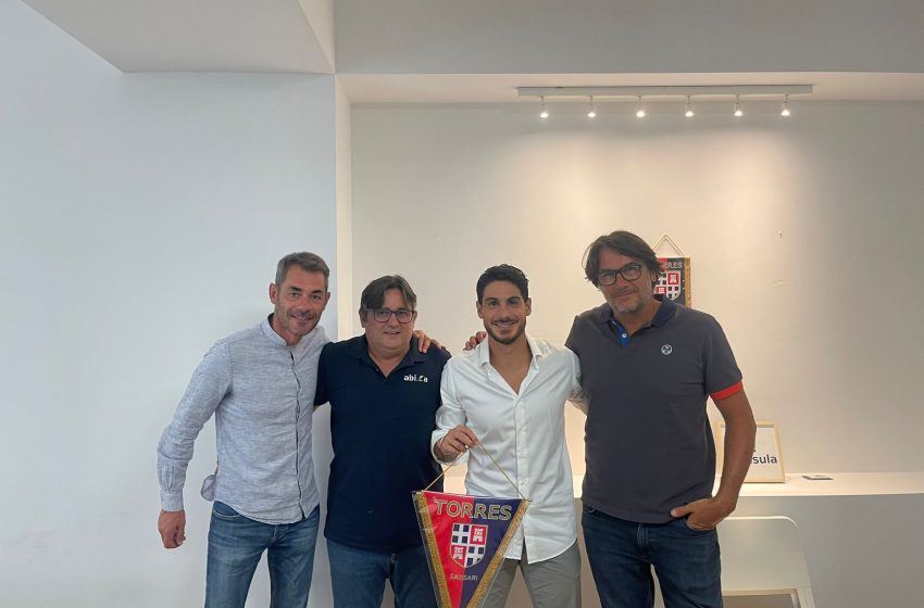 Giuseppe Mastinu firma con la Torres