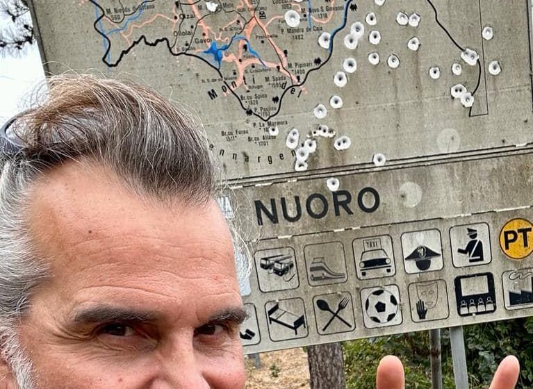  Nuoro – Piero Pelù, un selfie con il cartello forato dai proiettili