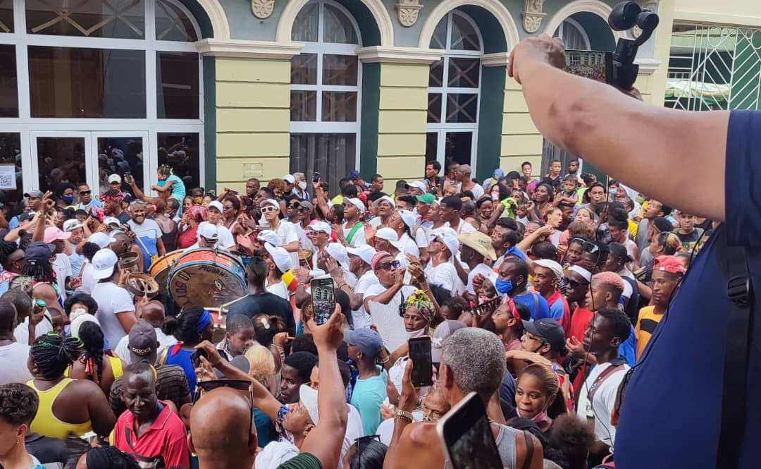 Il carnevale estivo a Santiago: il tipico ballo La Conga