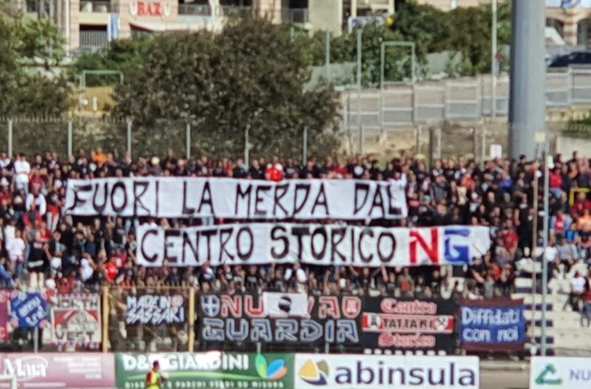 Sassari – Striscione dei tifosi al Vanni Sanna durante la partita