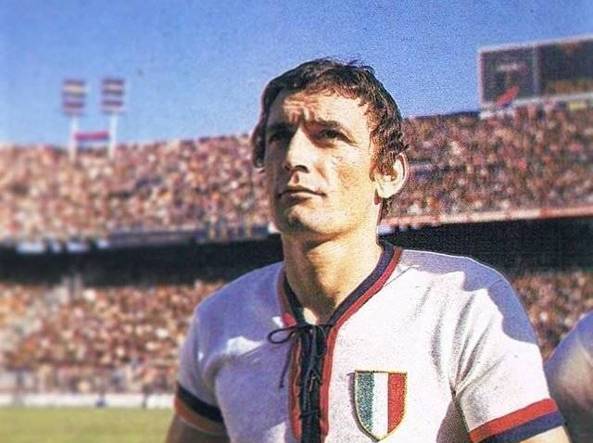 Gigi Riva nel 1970-71 con lo scudetto