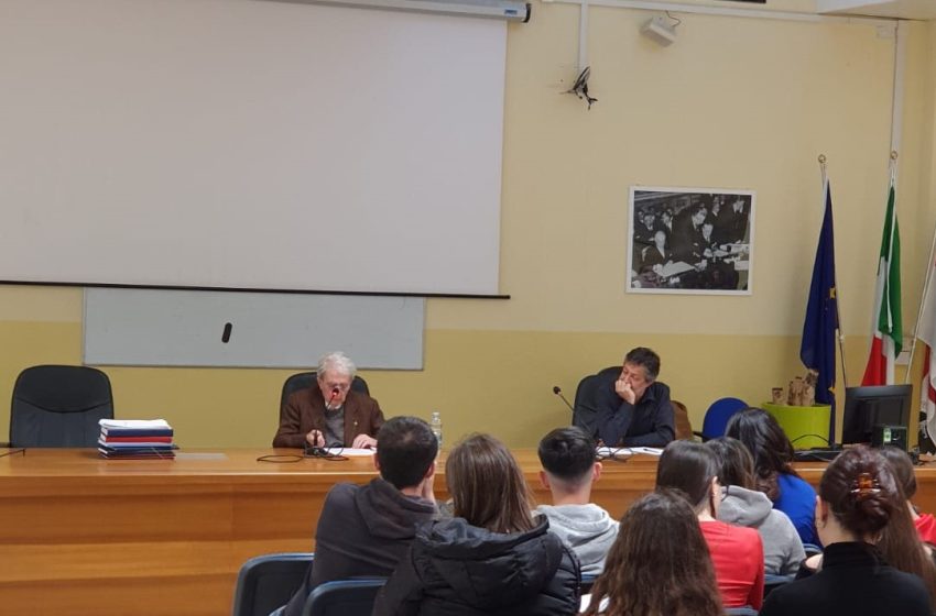  Sassari – Liceo Azuni, incontro fra il professor Franco Montanari e gli studenti