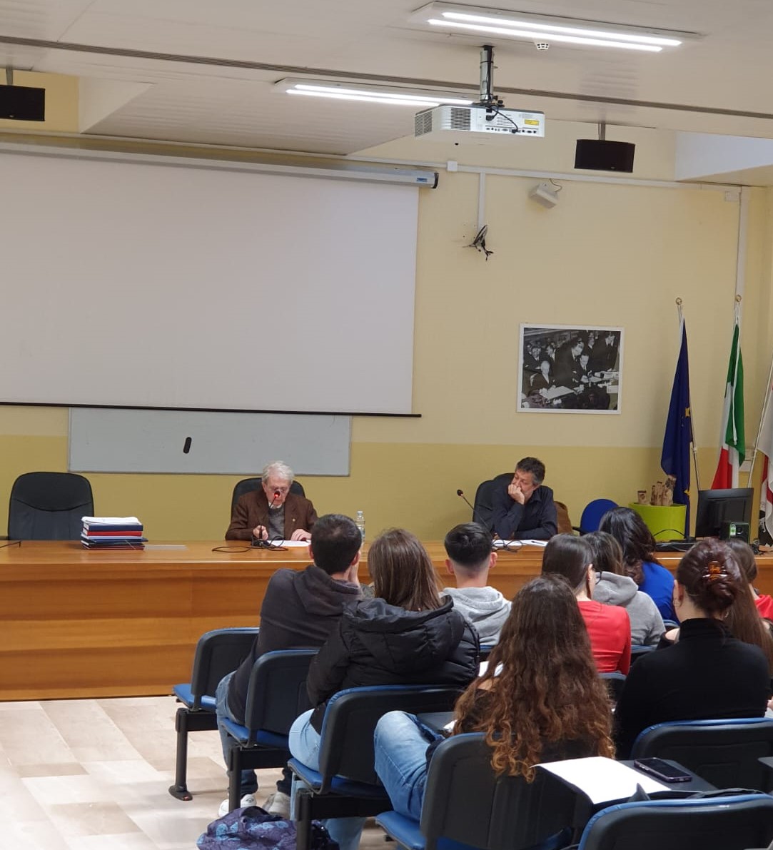 Foto dell'incontro fra il professor Montanari, a sinistra nell'immagine e a destra il professor Cadoni, e gli studenti del Liceo Azuni 1