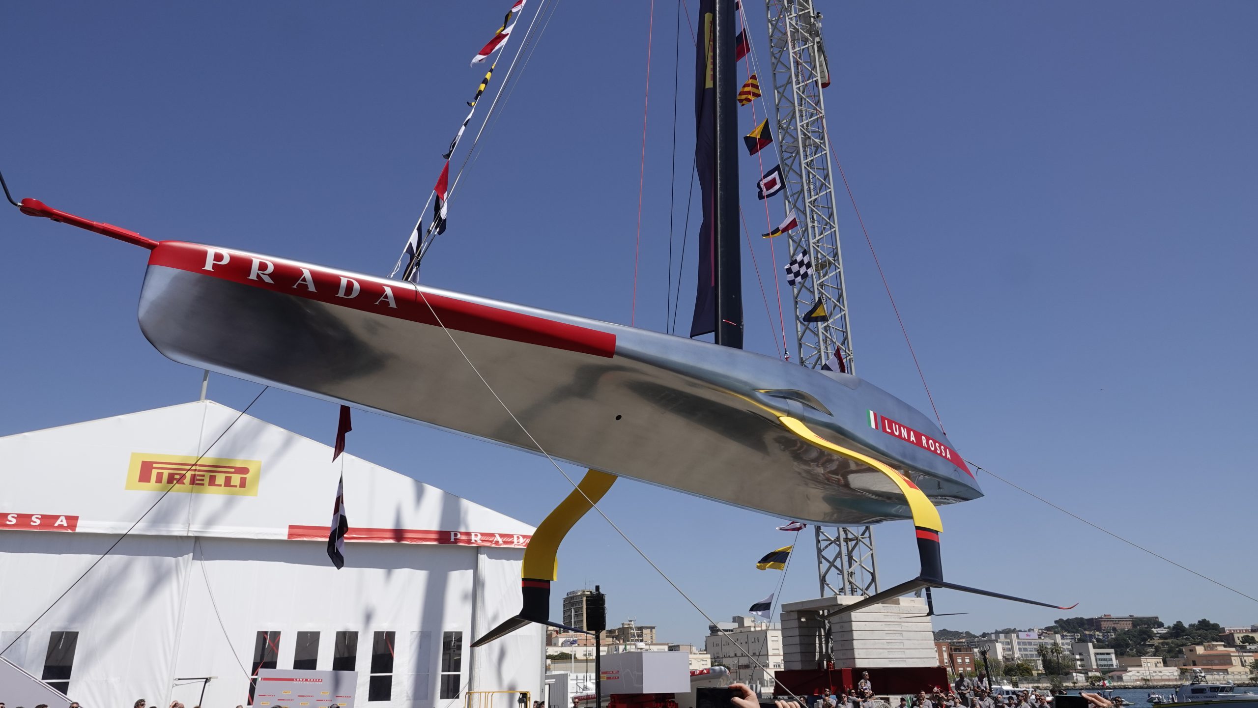 Luna Rossa, il varo della barca per la Coppa America 2024.