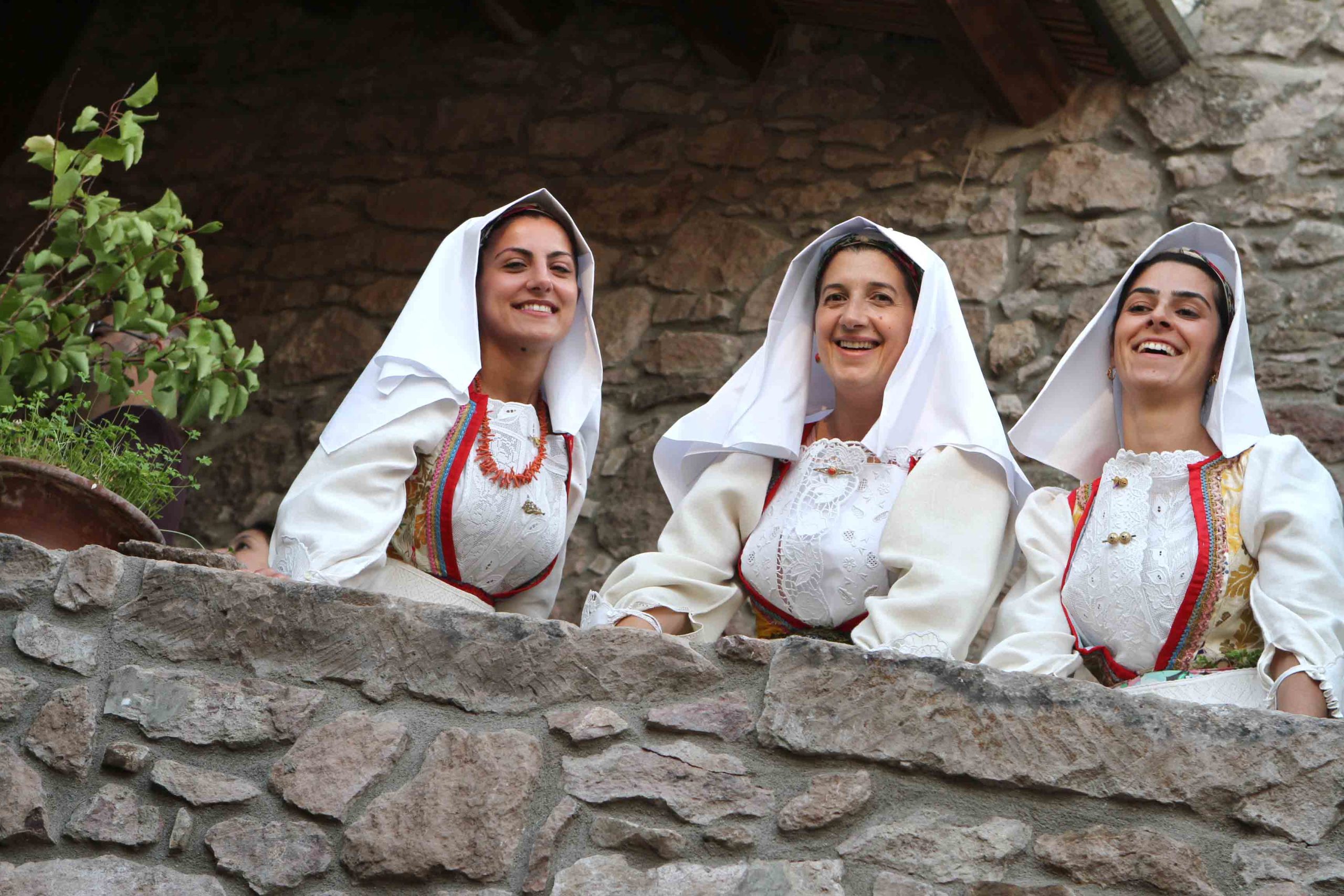 tre donne vestite con l'abito tradizionale di Busachi