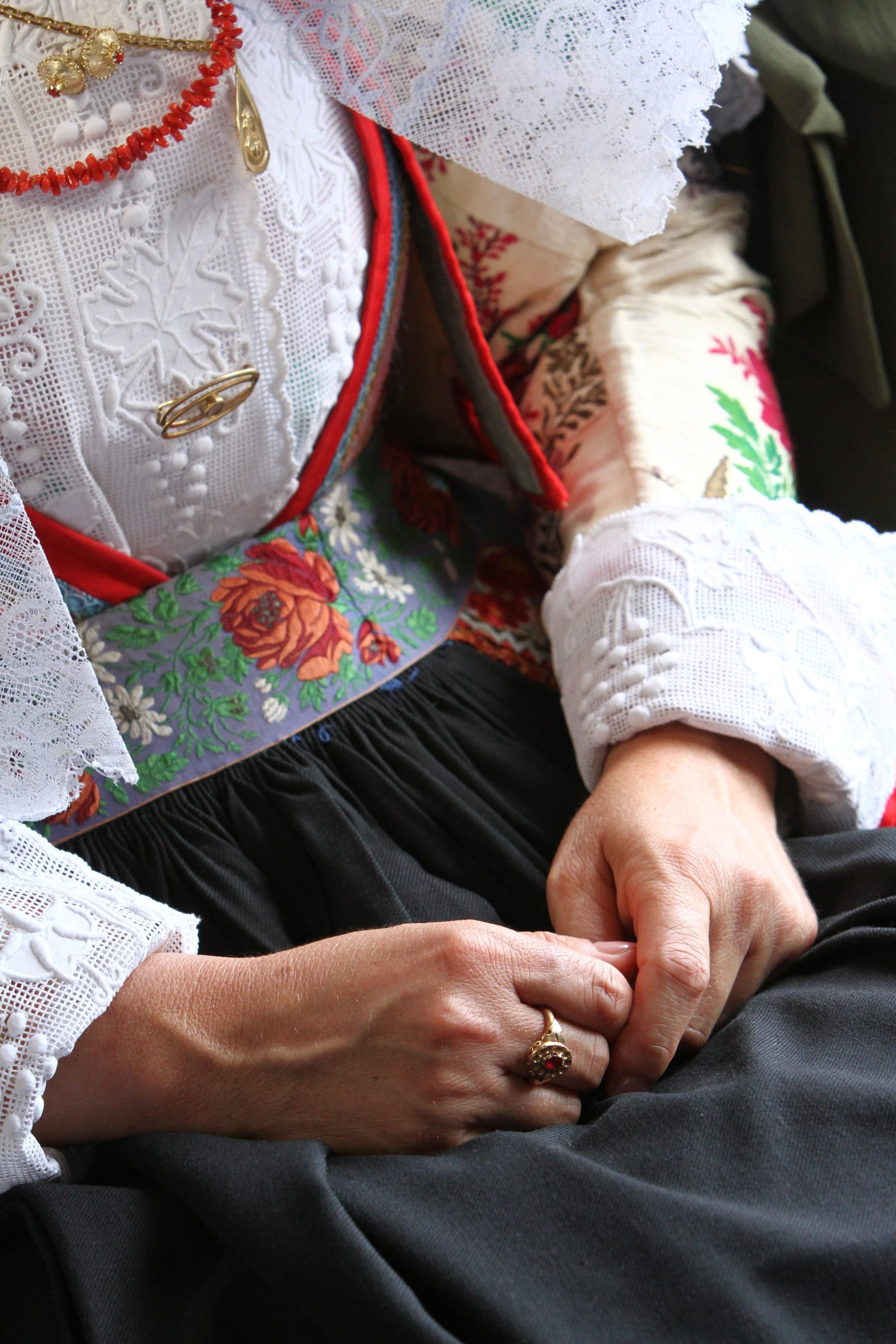 Un dettaglio dell'abito tradizionale di Busachi