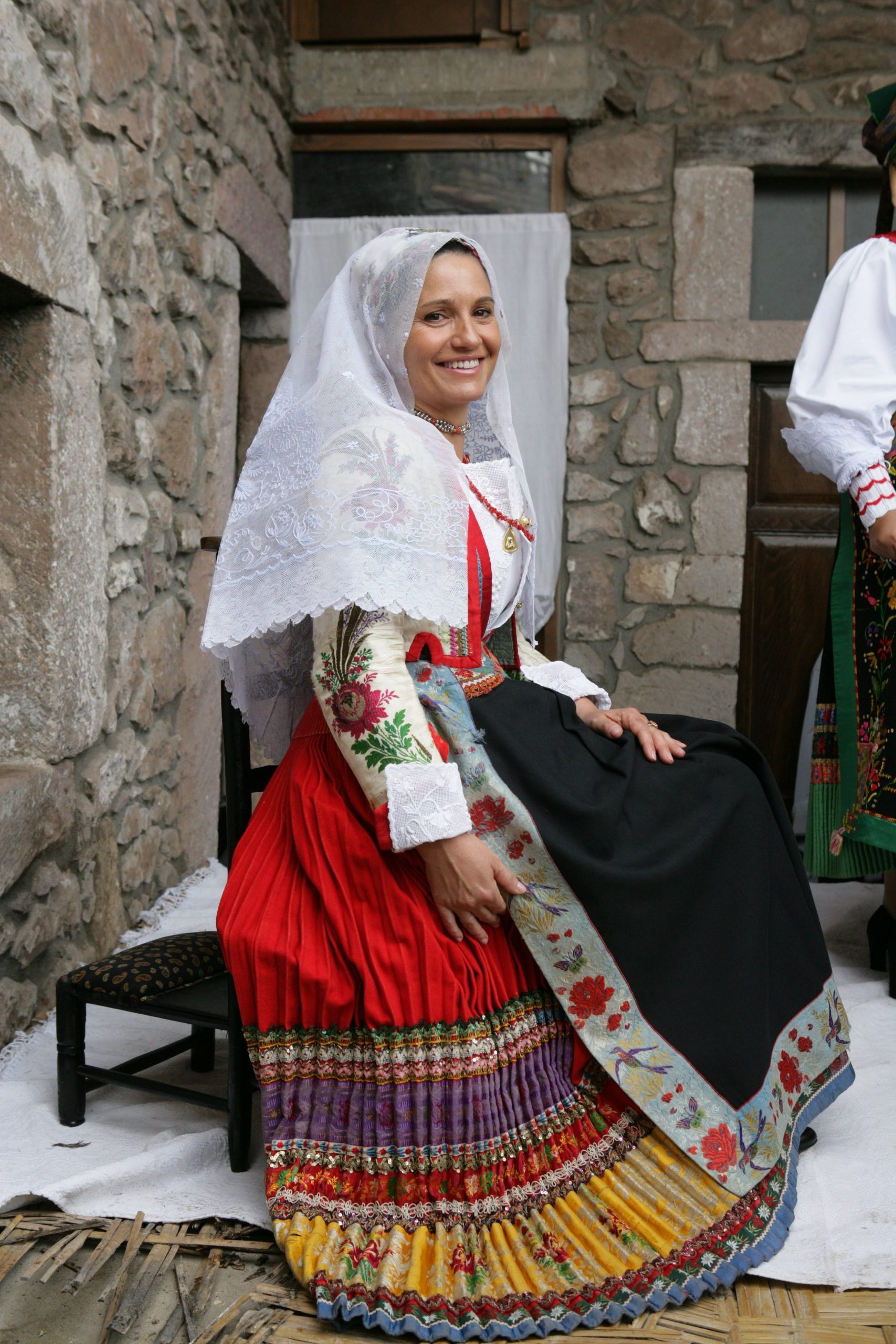 una donna vestita nell'abito tradizionale di Busachi