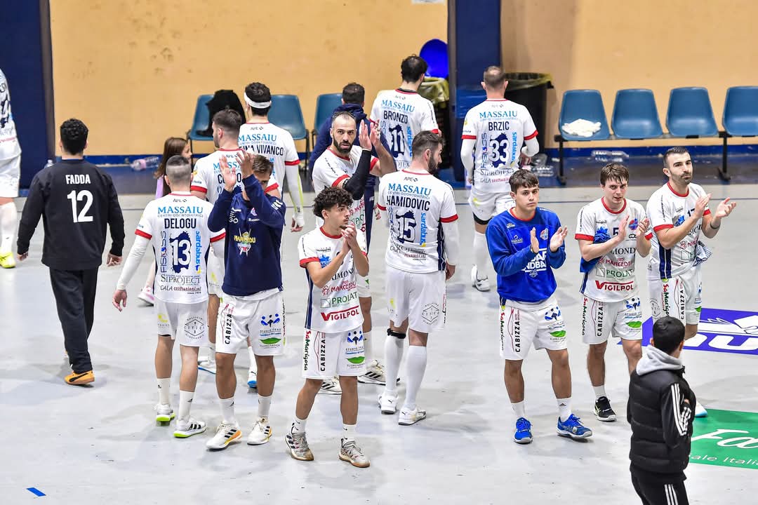 La Raimond Sassari saluta il suo pubblico (foto di Claudio Atzori