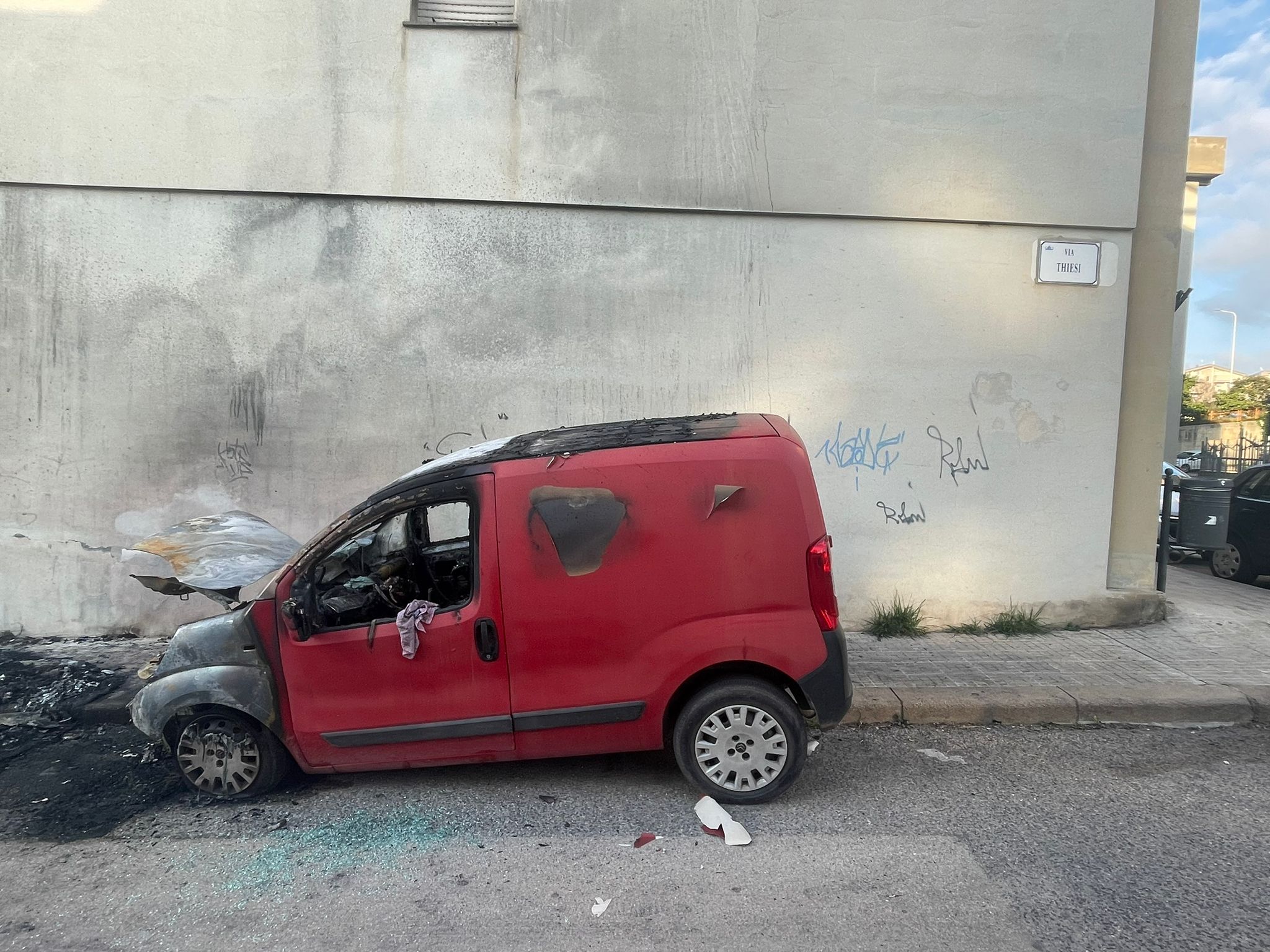 Auto in fiamme Sassari