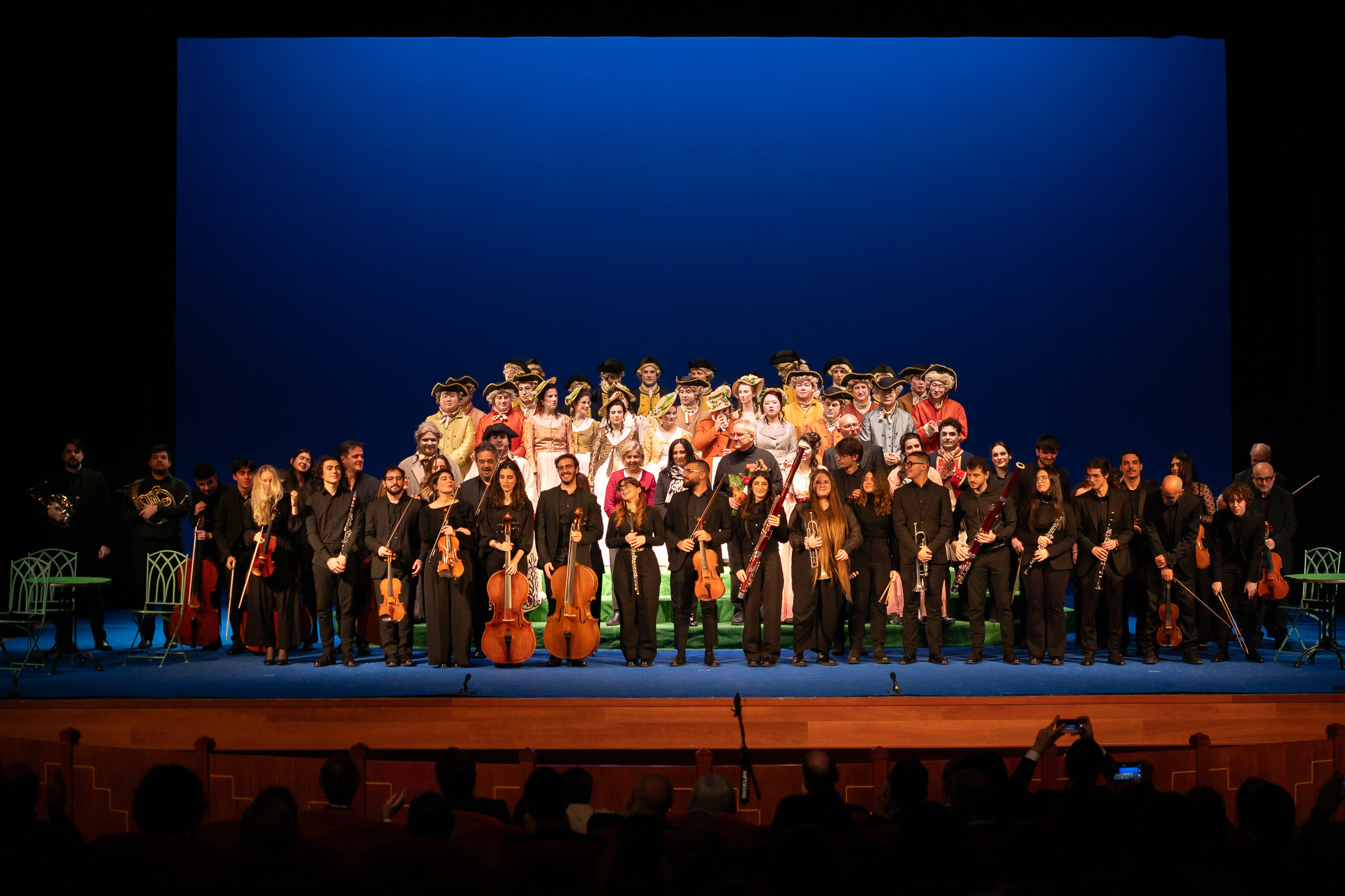 Il cast e l'orchestra applauditi dal pubblico
