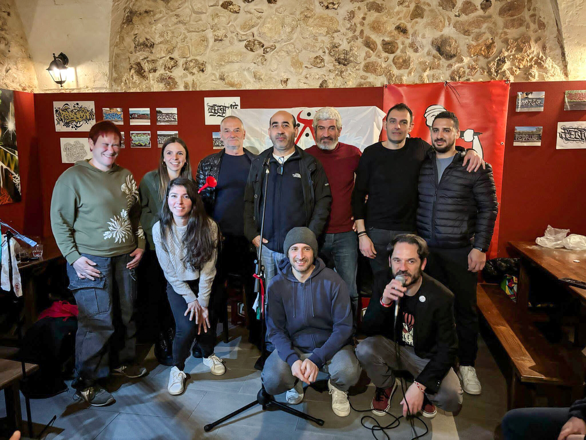 foto vincitore partecipanti e organizzatori Contra a la gherra Slam (ph Carmela Jana Porcu)