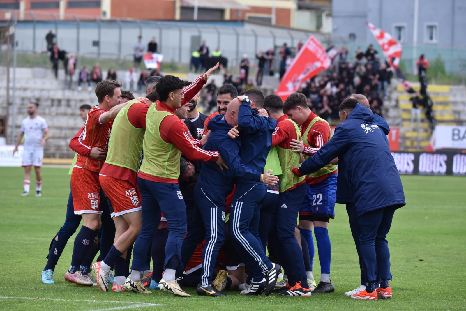 I giocatori della Torres esultano dopo il gol segnato al Rimini