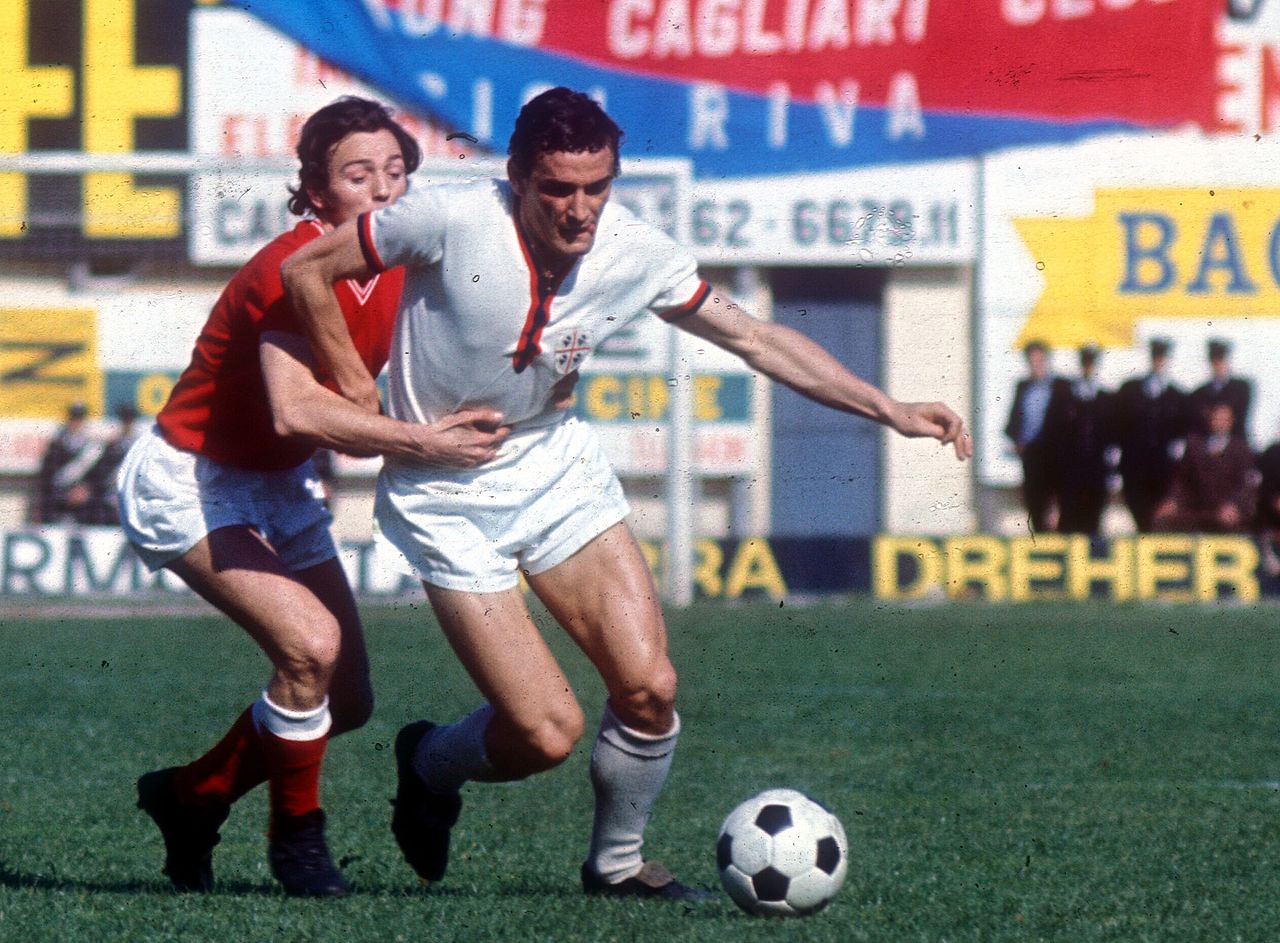 Serie_A_1969-70_-_Cagliari_vs_Bari_-_Pasquale_Loseto_e_Gigi_Riva