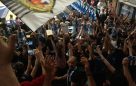 Il gruppo ultras Commando saluta per l'ultima volta i giocatori biancoblù