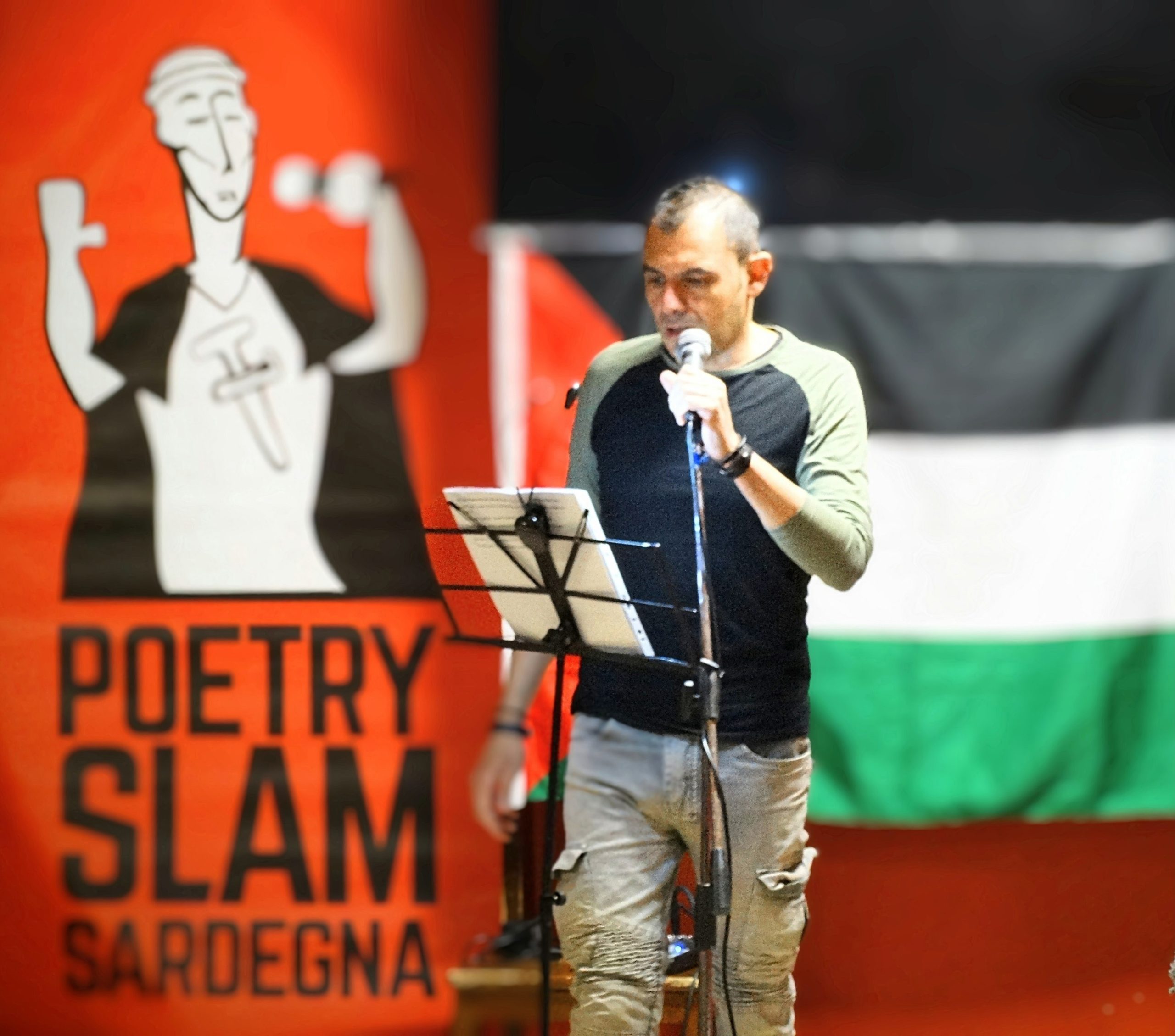 foto vincitore Luca Sedda Bette Poetry Slam 2 (ph Tiziana Mura)