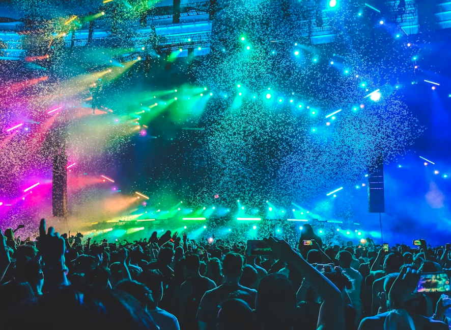 Ad agosto 2025, l’Italia si trasforma in un palcoscenico a cielo aperto. Ecco alcuni dei festival più attesi