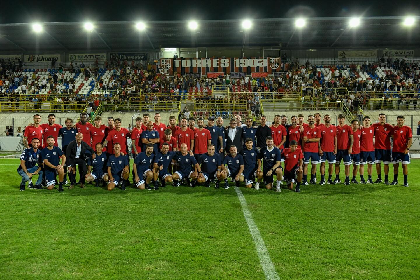 L'intera squadra della Torres, compresi lo staff tecnico e le giovanili