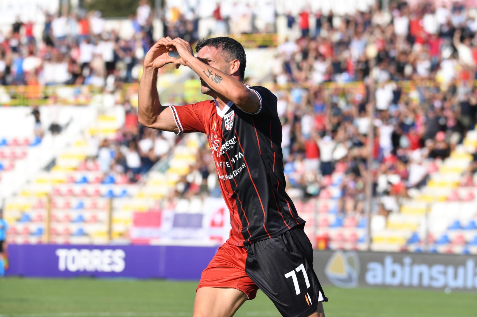 Giacomo Zecca esulta dopo aver segnato il gol della vittoria contro il Pontedera