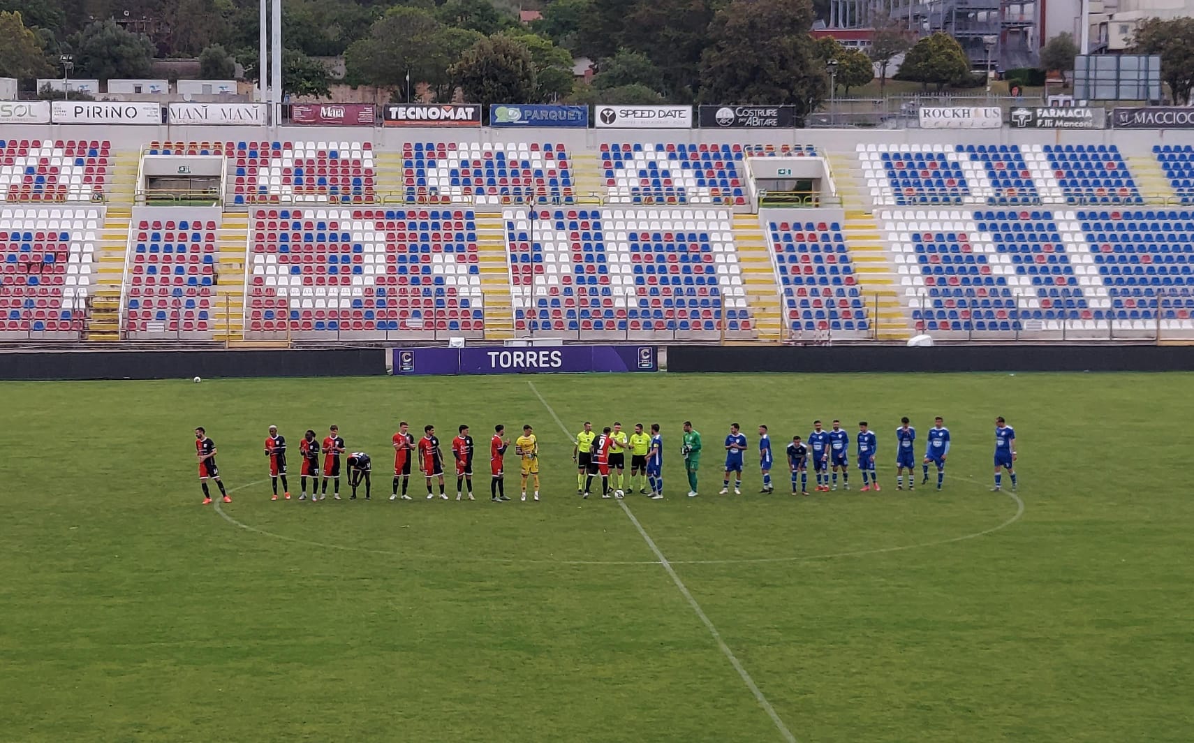 Vista della tribuna dello Stadio Vanni Sanna prima di un'amichevole fra Torres e Tempio