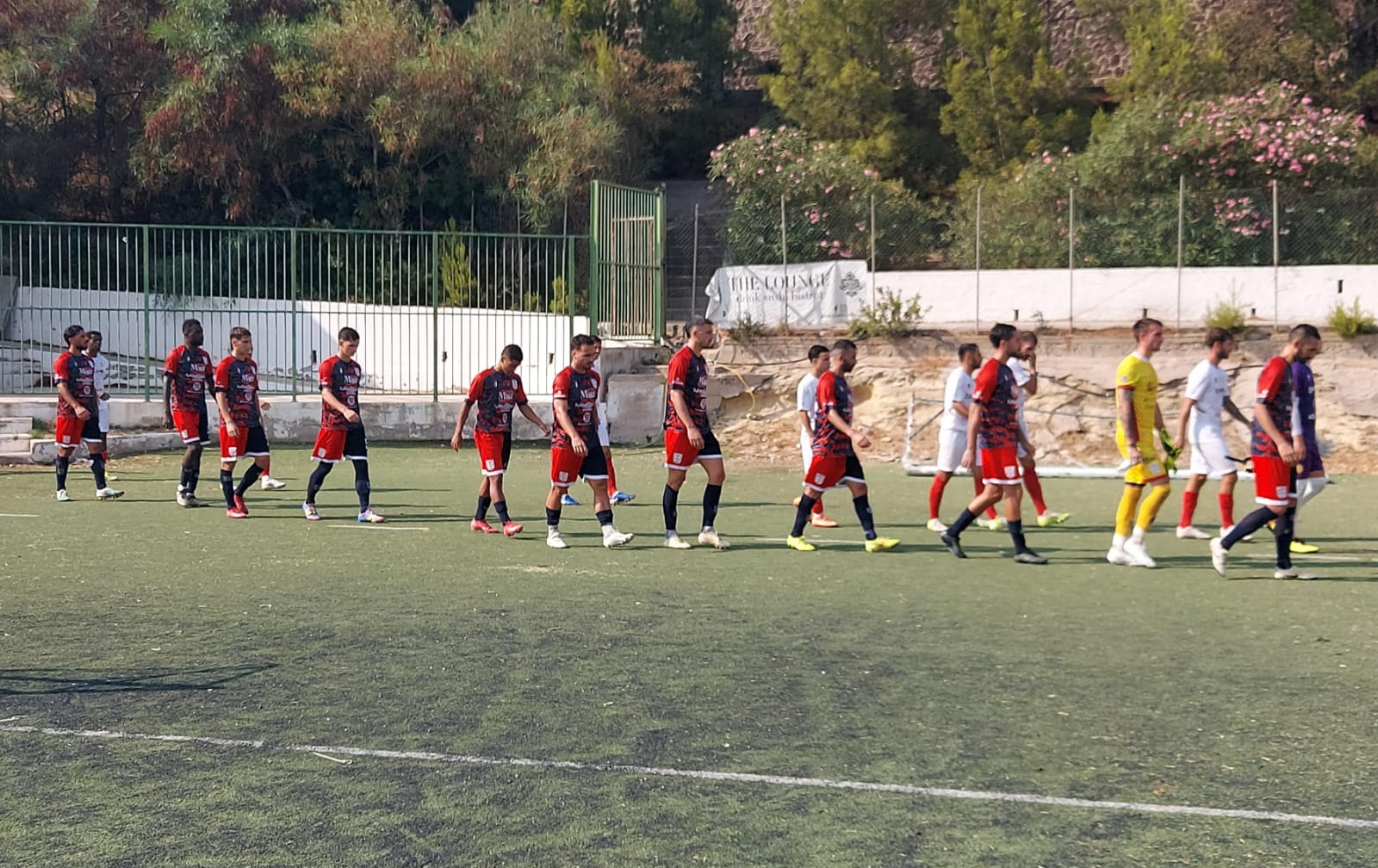 L'ingresso in campo dei giocatori contro l'Alghero