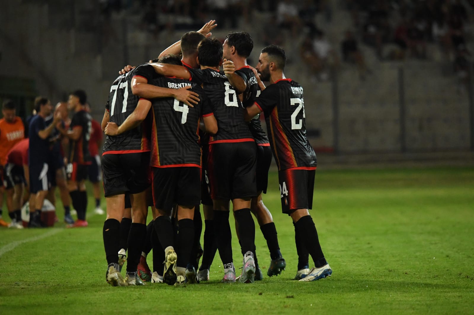 L'esultanza dei giocatori rossoblù al gol di Musso