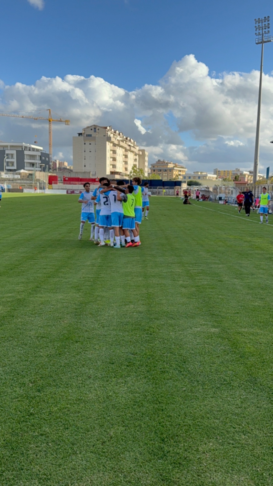 L'abbraccio dei giocatori del Latte Dolce al gol dell'1-1 di Cabeccia