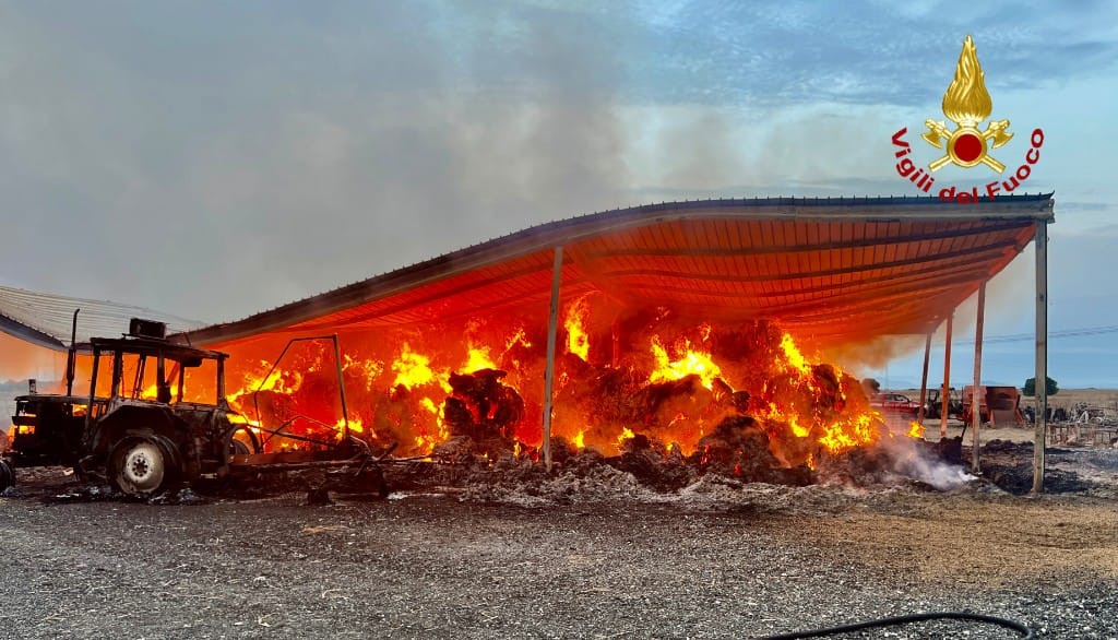 Monastir, incendio in un pagliaio e ai mezzi agricoli
